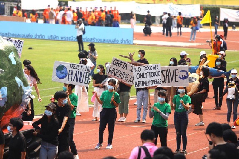 The Chula-Thammasat Traditional Football Match incorporates viral eco-friendly ideas to more efficiently use plastic waste by recycling [Siamrath]