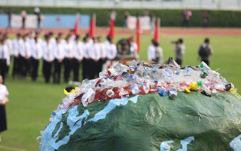 The Chula-Thammasat Traditional Football Match incorporates viral eco-friendly ideas to more efficiently use plastic waste by recycling [Naewna]
