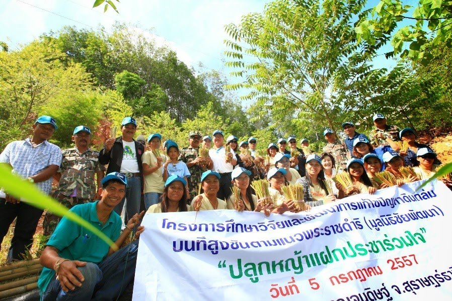 GC, the Chaipattana Foundation, and Power for Sustainable Future Foundation provide “Plastic Flapped Sacks” to assist those badly affected by a landslide in the south of Thailand [OK Rayong]